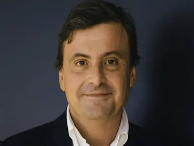 Carlo Calenda raccomanda Elevira Valtaris